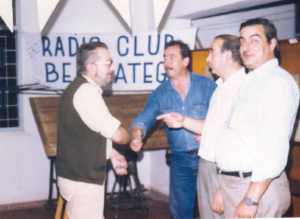 Desde la izq.: desconocido, Carlos Alberto LU6DOI, Walter Gutiérrez LU2ERU (SK) y  Raúl Martínez LU9DTJ.